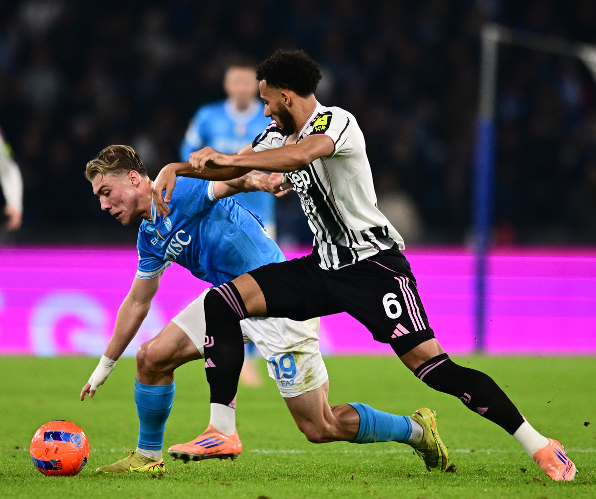 包含从马德里竞技清晨远射贴柱到马赛迎来里程碑备战意甲，斯图加特更衣室发声备战葡超的词条