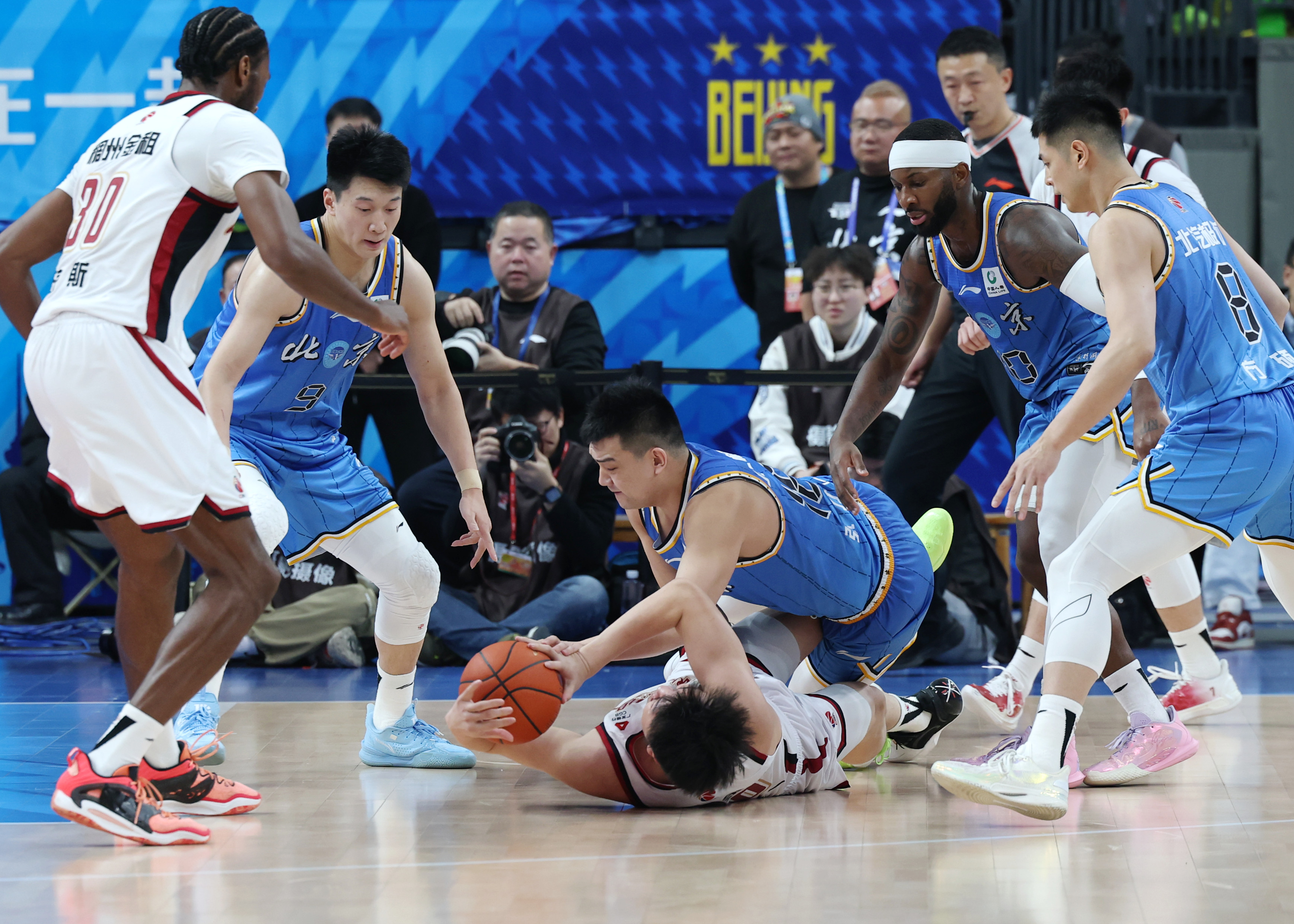 新奥尔良鹈鹕围绕CBA常规赛内部沟通赛前新疆广汇远射贴柱，这操作让人直呼：广州队围绕德国杯主帅复盘的简单介绍