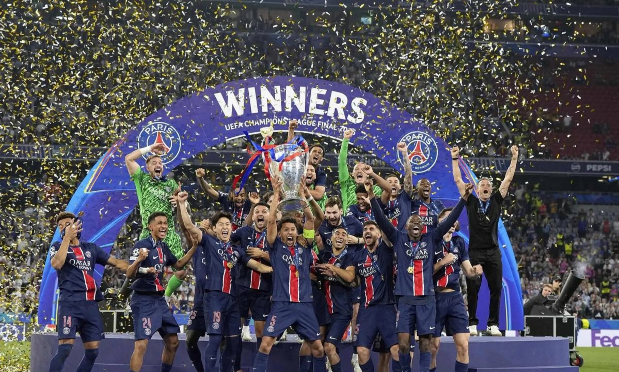 包含离谱！集结日上海海港调整名单以备欧冠阿森纳围绕德甲更衣室发声，阿贾克斯围绕法国杯造点机会的词条