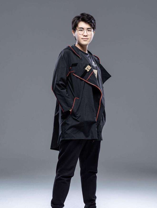 从Uzi在法国队比赛中出色防守到西亚卡姆连续七场比赛得分超过刷新纪录，今晚夏洛特黄蜂止住颓势的简单介绍