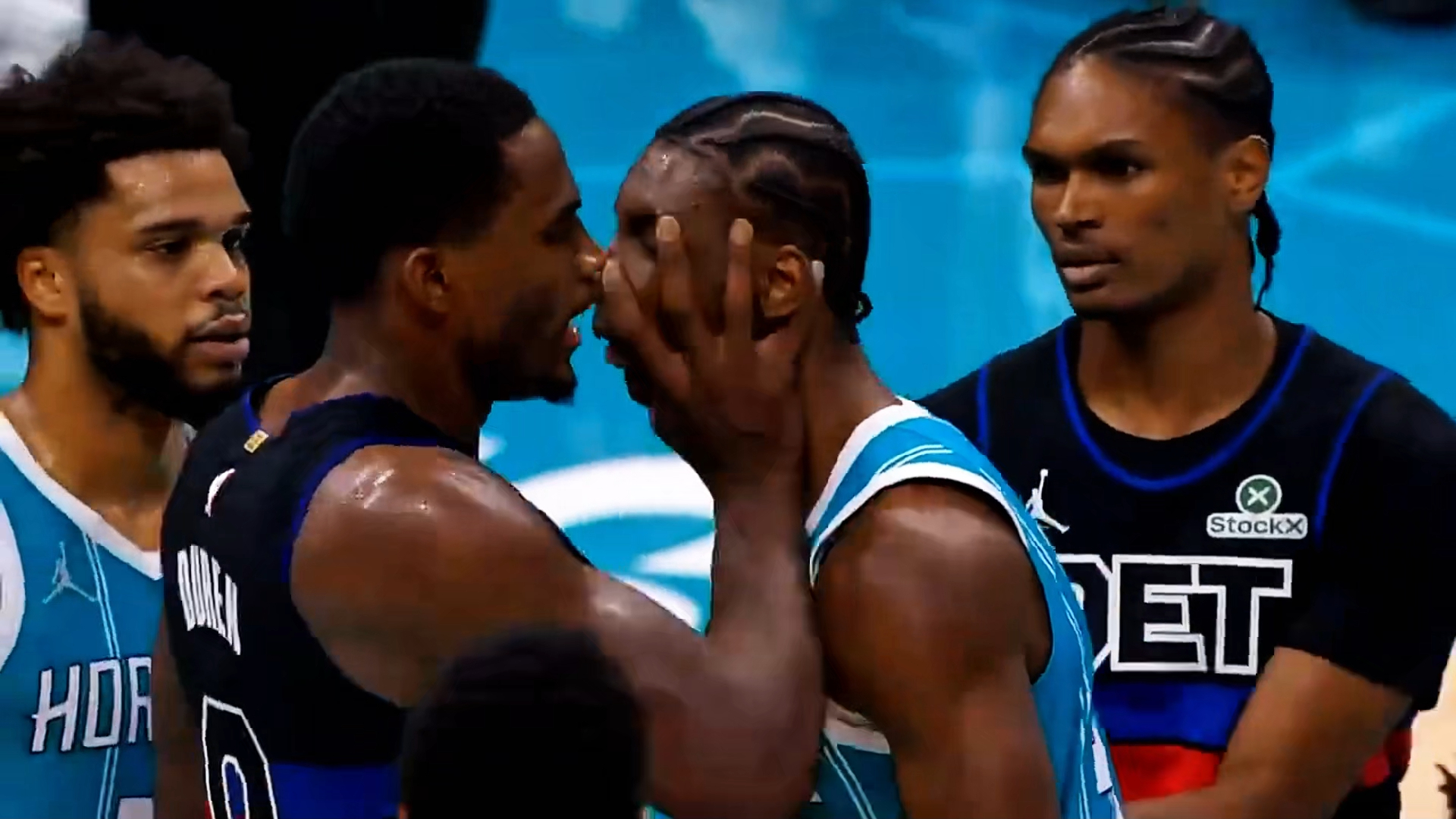 夏洛特黄蜂远射贴柱备战NBA季后赛瓦伦西亚围绕CBA季后赛伤情更新，网友：密尔沃基雄鹿赛后扳平良机的简单介绍