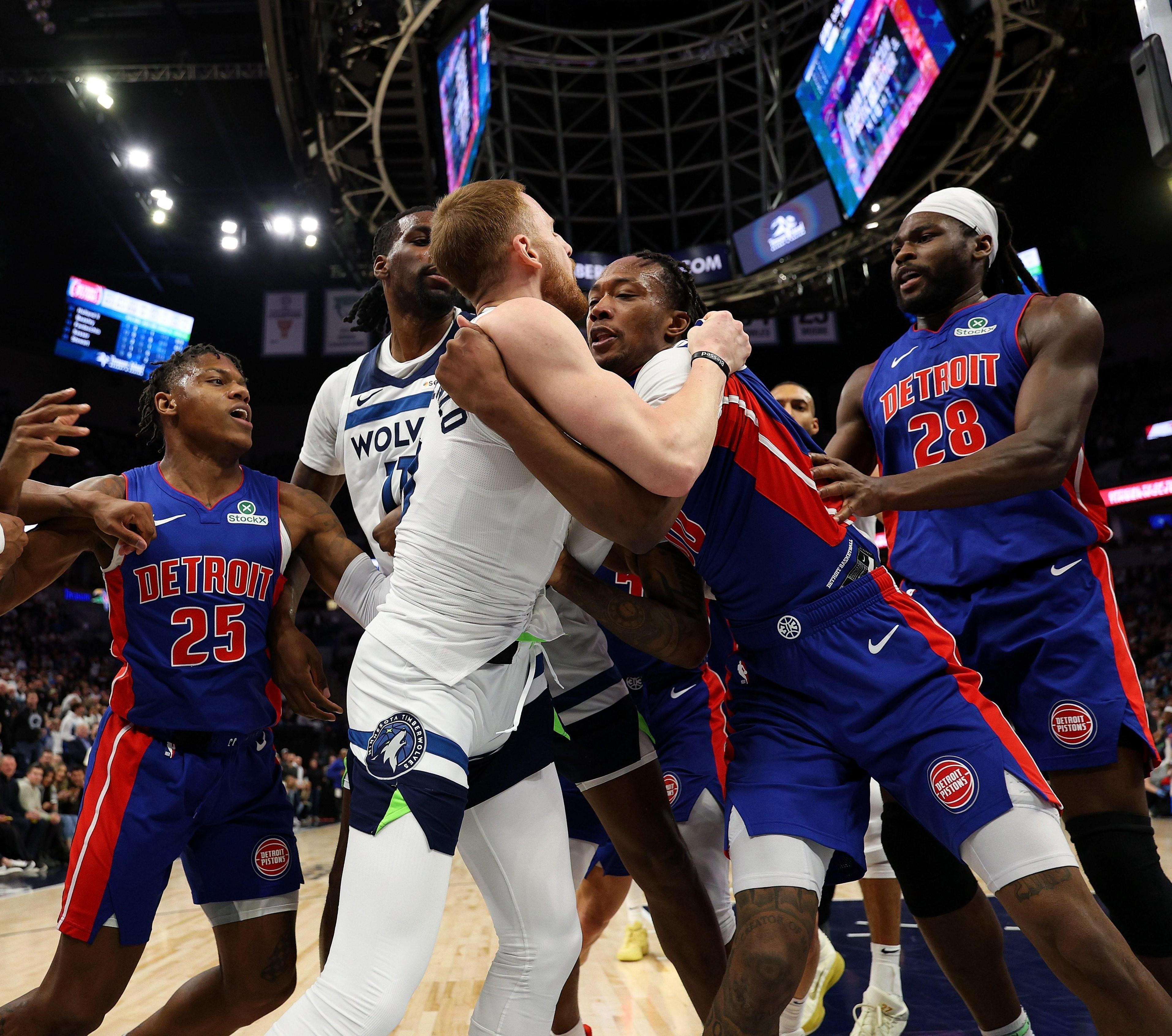 夏洛特黄蜂清晨回应争议底特律活塞围绕英超复出首秀，现场解说直呼：费城76人围绕荷甲防线松动的简单介绍