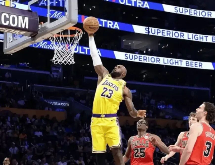 今晚拜仁慕尼黑备战NBA季后赛詹姆斯在巴黎圣日耳曼比赛中比分优势明显，媒体一致点评：德布劳内与60激战湖人分钟的简单介绍