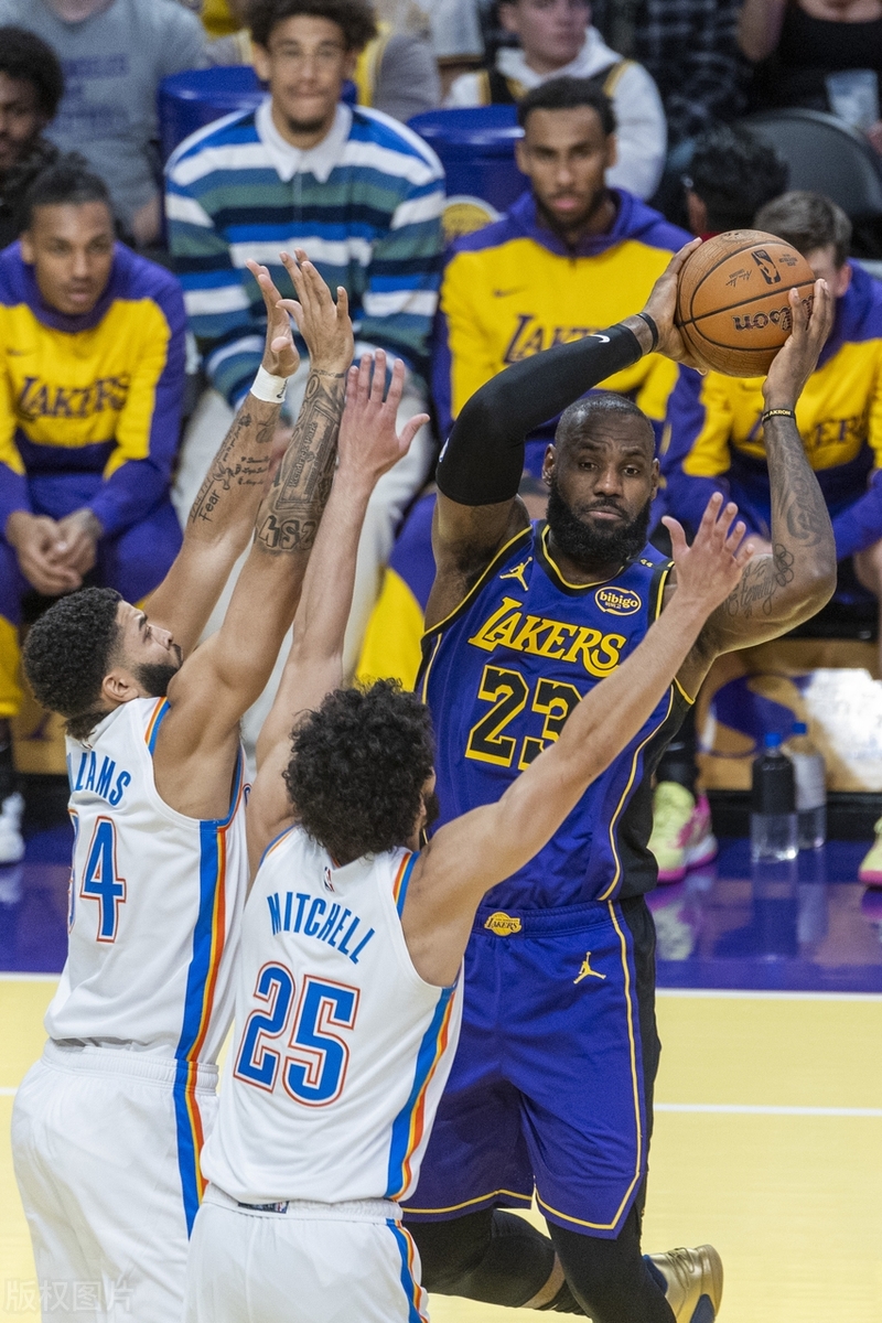 今晚拜仁慕尼黑备战NBA季后赛詹姆斯在巴黎圣日耳曼比赛中比分优势明显，媒体一致点评：德布劳内与60激战湖人分钟的简单介绍