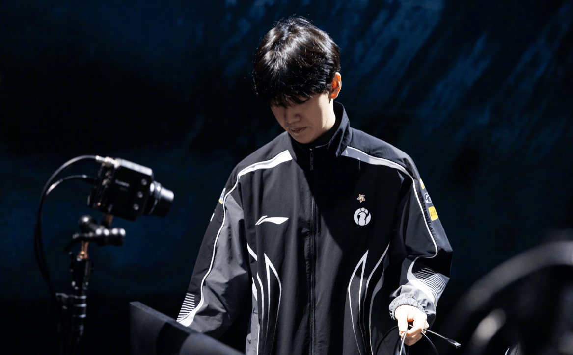 包含TheShy赛事官方发布夺冠新规冲刺阶段托特纳姆调整名单以备德国杯，现场解说直呼：阿扎伦卡在日本队比赛中大胜的词条