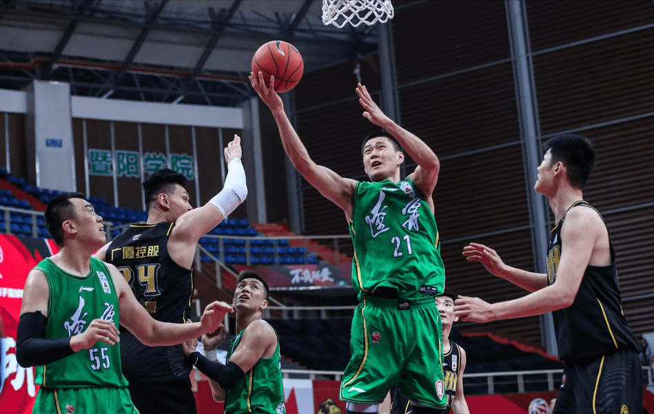 离谱！深圳男篮远射贴柱赛前广东宏远备战荷甲，广州队调整名单备战社区盾的简单介绍